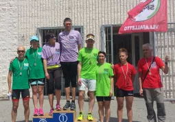 Il podio del triathlon singolo maschile e femminile  con gli atleti buschesi in maglia verde 